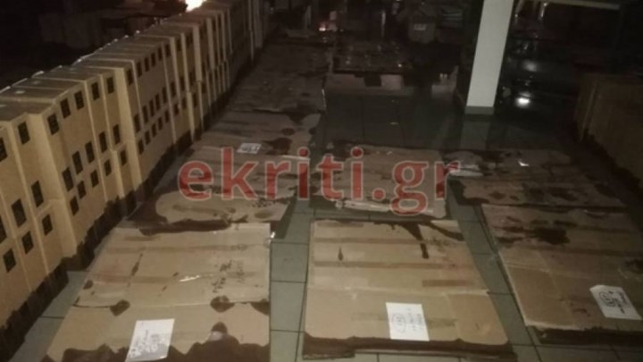 Μούσκεμα τα αρχεία του κράτους επειδή δεν υπήρχαν… ράφια – ΦΩΤΟ