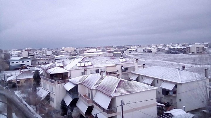 «Ντυμένη» στα λευκά η Λάρισα – ΦΩΤΟ