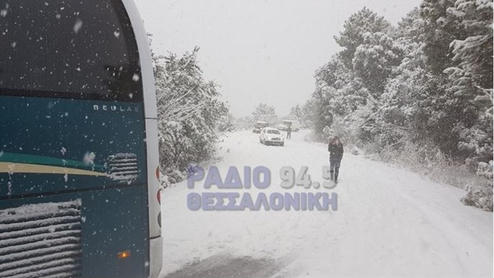 ΚΤΕΛ «κόλλησε» στα χιόνια στη Χαλκιδική – Ταλαιπωρία για 30 επιβάτες
