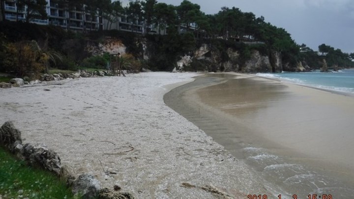 «Άσπρισε» ο Πλατύς Γιαλός στην Κεφαλλονιά από το χαλάζι – ΦΩΤΟ