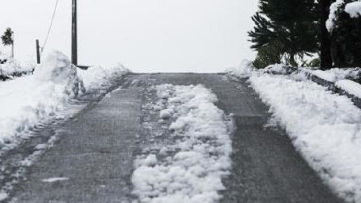 Εγκλωβίστηκαν με το αυτοκίνητό τους στα χιόνια – Η επιχείρηση της Πυροσβεστικής