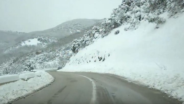 Μοναδικές εικόνες από τα χιονισμένα Μετέωρα-ΒΙΝΤΕΟ