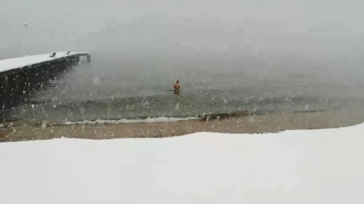 Σαν το μπάνιο στη… χιονισμένη Χαλκιδική δεν έχει – ΒΙΝΤΕΟ