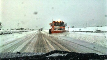 Έντονη χιονόπτωση στη Λαμία – Μάχη για να κρατηθεί ανοιχτή η Εθνική Οδός