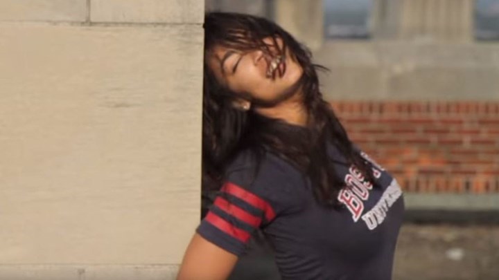 “Πολεμούν” τη νεότερη γερουσιαστή των ΗΠΑ με χορευτικό βίντεο από τα εφηβικά της χρόνια – ΒΙΝΤΕΟ