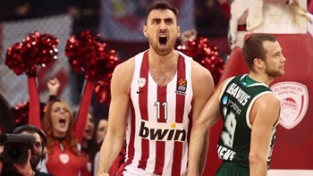 Τα καλύτερα στιγμιότυπα από το ντέρμπι “αιωνίων” στο ΣΕΦ – ΒΙΝΤΕΟ