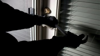 Ηλικιωμένη γλίτωσε από αδίστακτους ληστές: Εγώ θα τη χτυπήσω, εσύ θα τη δέσεις