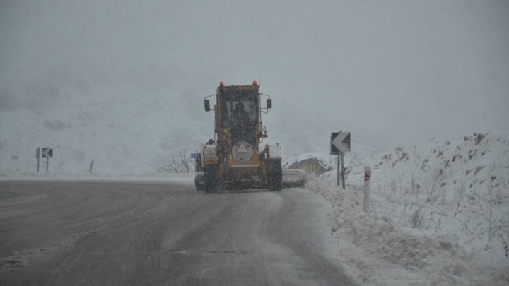 Στα λευκά “ντύθηκε” η Λάρισα – Στο ένα μέτρο έφτασε το χιόνι