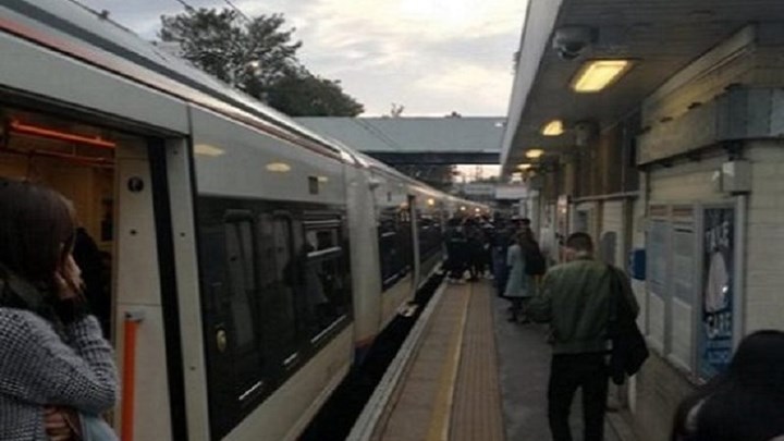 Συνελήφθη ύποπτος για τον φόνο 51χρονου μέσα σε τρένο στο Λονδίνο – Τον μαχαίρωσε μπροστά στον 14χρονο γιο του