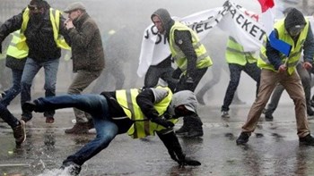 Συγκρούσεις αστυνομικών με τα “κίτρινα γιλέκα” – ΒΙΝΤΕΟ