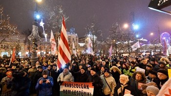 Τουλάχιστον 10.000 διαδηλωτές στους δρόμους της Βουδαπέστης – Φώναζαν συνθήματα κατά της κυβέρνησης Όρμπαν