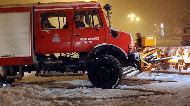 Στις επάλξεις η Πυροσβεστική: Δεκάδες απεγκλωβισμοί από τα χιόνια και μεταφορές ασθενών