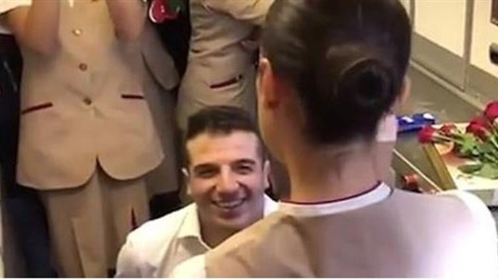 Μυθική πρόταση γάμου σε αεροσυνοδό εν πτήσει – ΒΙΝΤΕΟ