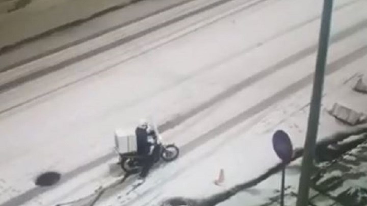 Η “μάχη” ενός ντιλιβερά για να κάνει παράδοση στα χιόνια έγινε viral – ΒΙΝΤΕΟ