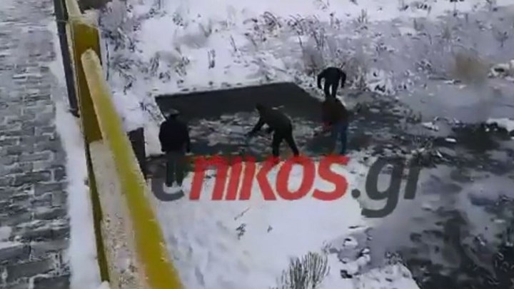 Έσπασαν τον πάγο στο Νευροκόπι για να γίνει ο αγιασμός των υδάτων – ΒΙΝΤΕΟ αναγνώστη