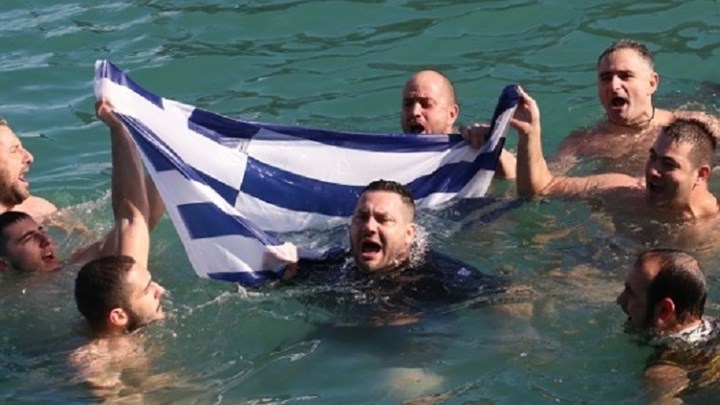 Βούτηξαν με την ελληνική σημαία για να πιάσουν τον Σταυρό – ΦΩΤΟ