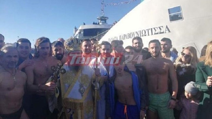 Συγκινητική στιγμή: Κολυμβητές ψάλλουν τον Εθνικό Ύμνο γύρω από τον Σταυρό – ΒΙΝΤΕΟ