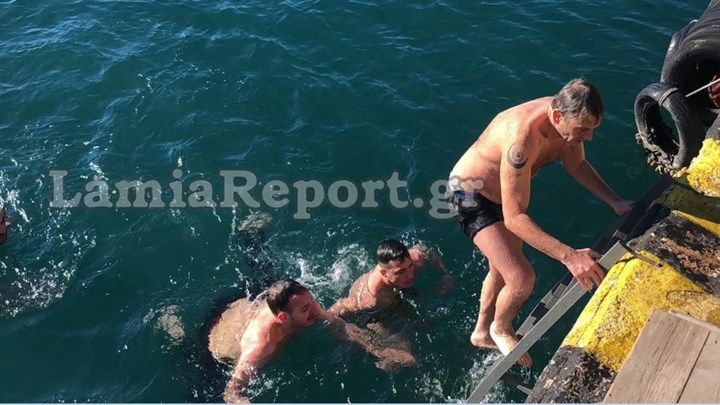 Βούτηξε για τον Σταυρό ο Γκλέτσος  – Γιατί βγήκε από τα παγωμένα νερά έξαλλος – ΦΩΤΟ – ΒΙΝΤΕΟ