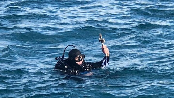 Έχασαν τον Σταυρό στην Κέρκυρα – Τον εντόπισε δύτης σε βάθος δέκα μέτρων – ΦΩΤΟ – ΒΙΝΤΕΟ