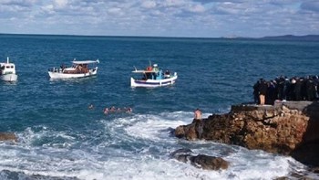 Περιπετειώδη Θεοφάνεια στη Νέα Αλικαρνασσό – Μικροτραυματισμοί κολυμβητών και ένας σπασμένος Σταυρός – ΦΩΤΟ