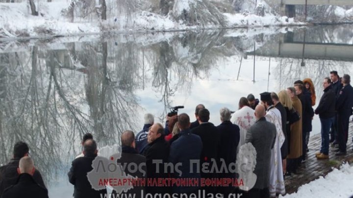 Θεοφάνεια στον παγωμένο Λουδία Γιαννιτσών – Ένας νεαρός βούτηξε για τον Σταυρό – ΦΩΤΟ