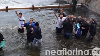 Σε συνθήκες παγετού ο αγιασμός των υδάτων στη Δυτική Μακεδονία – ΦΩΤΟ -ΒΙΝΤΕΟ