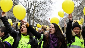 Διαδήλωση γυναικών – μελών των “κίτρινων γιλέκων” στο Παρίσι