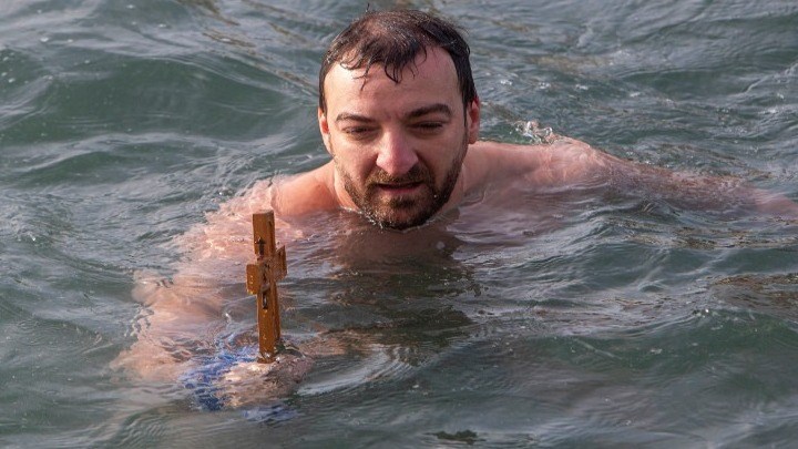 Ένας 35χρονος έπιασε τον σταυρό στη Θεσσαλονίκη – Φώναξε “για τη Μακεδονία”