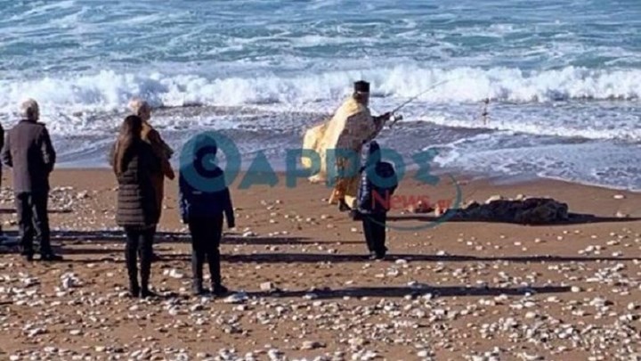 Με καλάμι ψαρέματος έριξε ιερέας τον Σταυρό στην Κυπαρισσία – ΦΩΤΟ