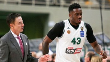 Φόβοι για θλάση του Θανάση Αντετοκούνμπο