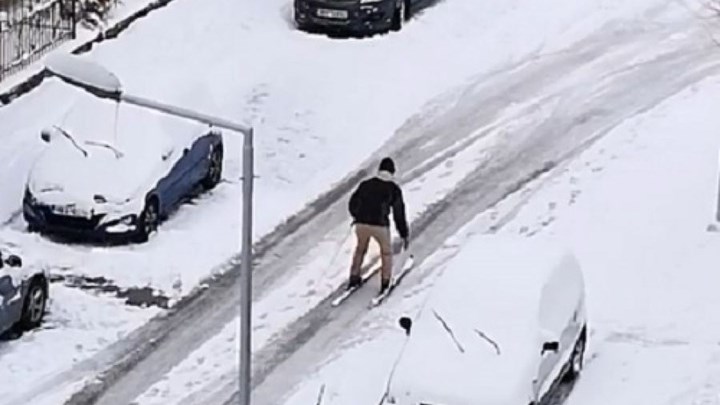 Νεαρός έκανε σκι στους δρόμους της Θεσσαλονίκης – ΒΙΝΤΕΟ