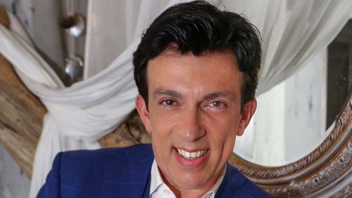 Ο Δημήτρης Γιώτης στο «Όταν πεθάνω θάψτε με στο FB»