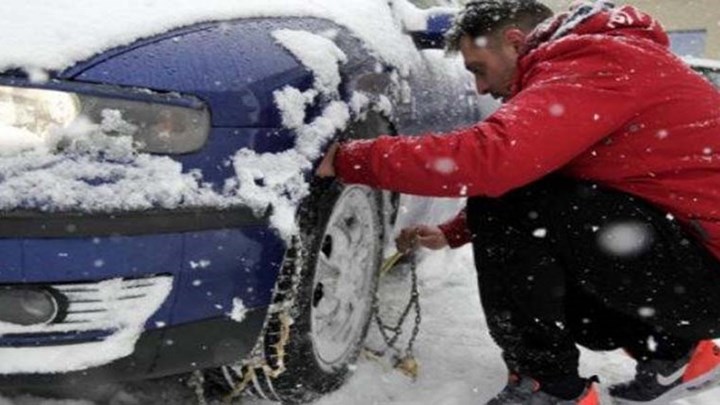 Χιονίζει στην Αττική – Πού έχει διακοπεί η κυκλοφορία