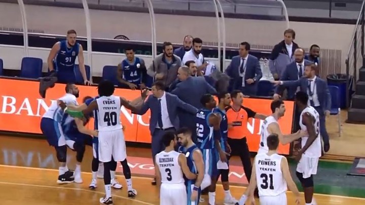 Ο Μάικλ Έρικ “γκρέμισε” δύο παίκτες και αποβλήθηκε – ΒΙΝΤΕΟ