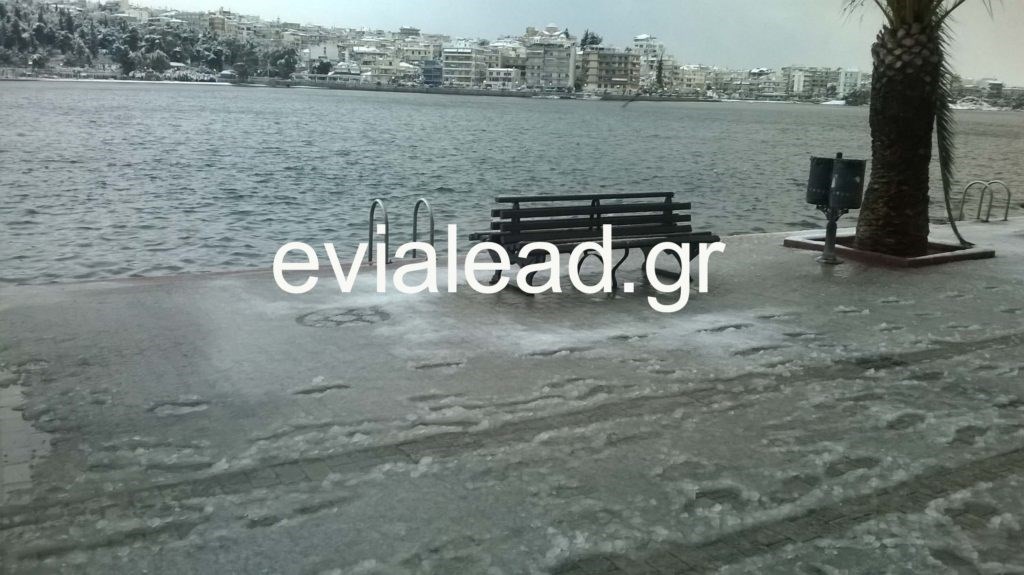 Το χιόνι έφτασε μέχρι την παραλία της Χαλκίδας – ΦΩΤΟ