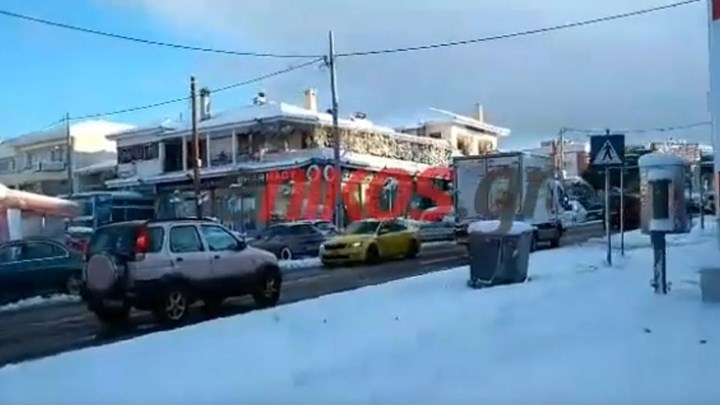 Χιονισμένη η Χαριλάου Τρικούπη στην Κηφισιά – ΒΙΝΤΕΟ αναγνώστη