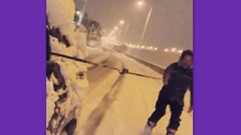 Ο Πάνος Βλάχος κάνει σκι στους χιονισμένους δρόμους της Αττικής – BINTEO