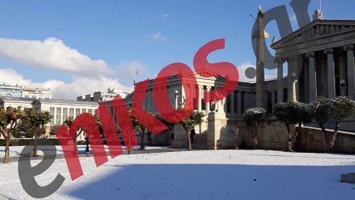 Εντυπωσιακές εικόνες από τη χιονισμένη Αθήνα – ΦΩΤΟ αναγνώστη