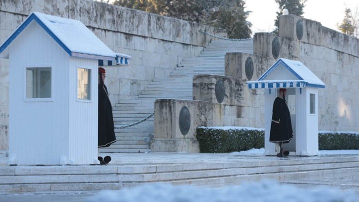 Με τζιπ έγινε η αλλαγή φρουράς στο μνημείο του Αγνώστου Στρατιώτη – ΦΩΤΟ