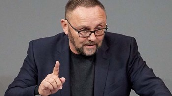 Επίθεση με ρόπαλα σε ακροδεξιό βουλευτή στη Γερμανία – Τραυματίστηκε σοβαρά – Προσοχή ΣΚΛΗΡΕΣ εικόνες