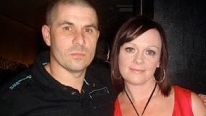 Πήγε τη ζήλια σε άλλα επίπεδα: Έγινε… Τζέιμς Μποντ για να παρακολουθήσει τη γυναίκα του – ΦΩΤΟ