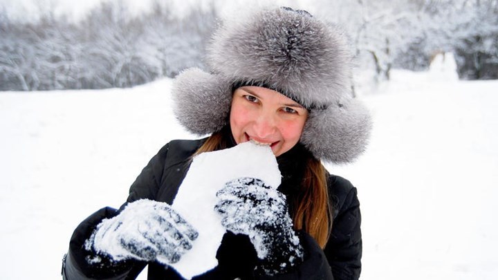 Προσοχή – Δείτε γιατί δεν πρέπει να τρώμε το χιόνι