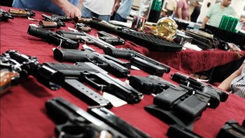 Ενίσχυση των ελέγχων στις πωλήσεις όπλων αποπειρώνται οι Δημοκρατικοί