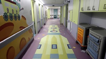 Συνεχίζει να δίνει μάχη στην εντατική ο 7χρονος που καταπλακώθηκε από σιδερένια πόρτα