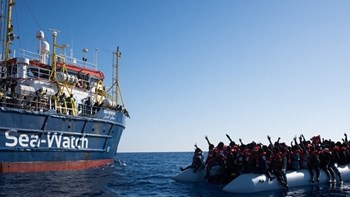 Τέλος στην περιπέτεια των προσφύγων σε πλοία ΜΚΟ έβαλε η Μάλτα- Δήλωση Αβραμόπουλου