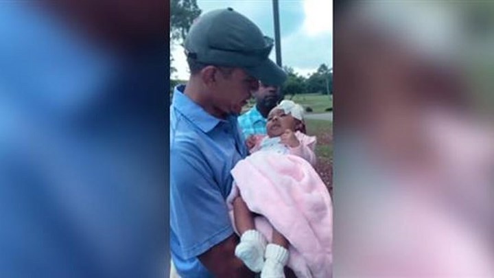 Ο Ομπάμα έδωσε την… ευχή του σε νεογέννητο – ΒΙΝΤΕΟ