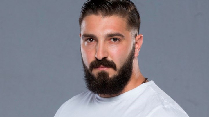 Ξεσπά ο παίκτης του Power of Love μετά τα σχόλια για τα φασιστικά τατουάζ του: «Ανιστόρητοι»