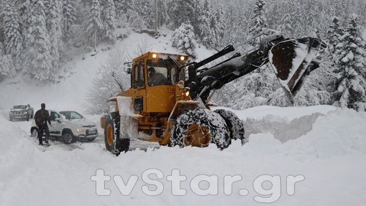 Έφτασαν σε αποκλεισμένο χωριό της Φθώτιδας τα εκχιονιστικά μηχανήματα – BINTEO