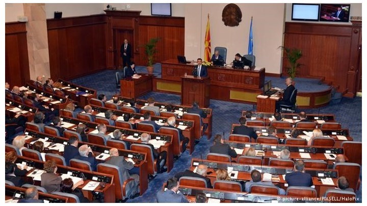 Ραγδαίες εξελίξεις στα Σκόπια: Το ενδεχόμενο πρόωρων εκλογών θα εξετάσει την Παρασκευή το κόμμα του Ζάεφ