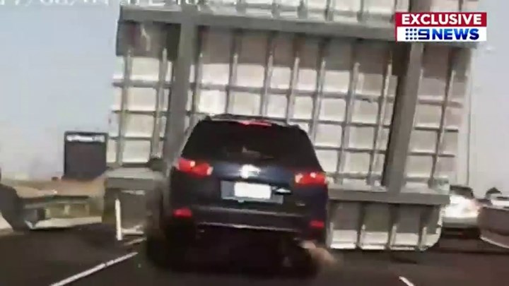 Σώθηκε από θαύμα η οδηγός – Τεράστια πινακίδα έπεσε πάνω σε αυτοκίνητο – ΒΙΝΤΕΟ